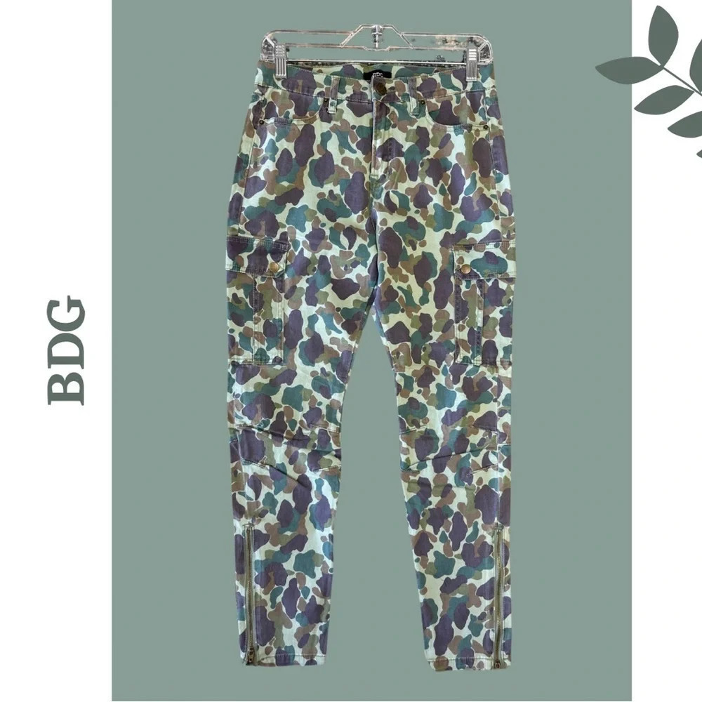 🛍️ BDG Camouflage Carpenter  Pant
Purple Green Ankle Zipper Detail Size 28